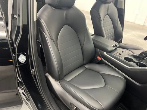 Used 2025 Toyota Highlander XLE FWD image 33