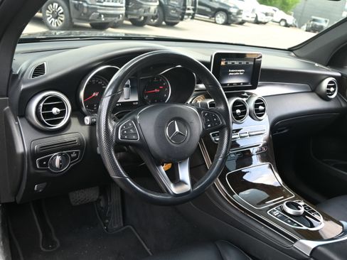 Used 2019 Mercedes-Benz GLC 300 4MATIC w/ Premium Package image 11