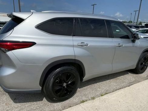 Used 2020 Toyota Highlander XLE FWD image 2