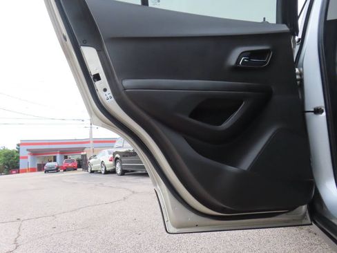 Used 2020 Chevrolet Trax LT w/ LT Convenience Package AWD/4WD image 35