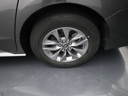 Used 2024 Toyota Sienna XLE FWD image 16