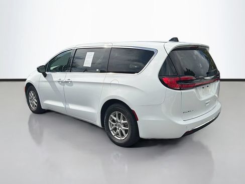 Used 2024 Chrysler Pacifica Touring-L FWD image 7