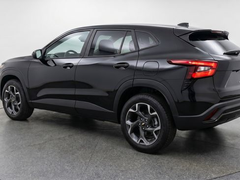 Used 2025 Chevrolet Trax LT FWD image 6
