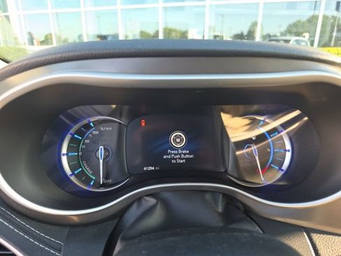 Used 2022 Chrysler Pacifica Touring-L FWD image 5