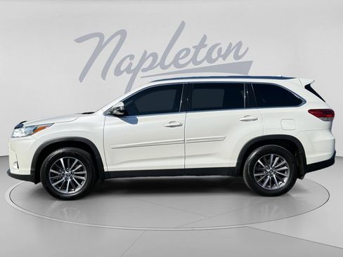Used 2019 Toyota Highlander XLE AWD/4WD image 4