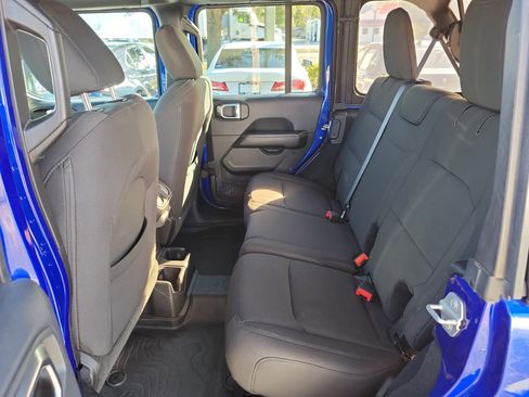 Used 2018 Jeep Wrangler Unlimited Sahara image 15