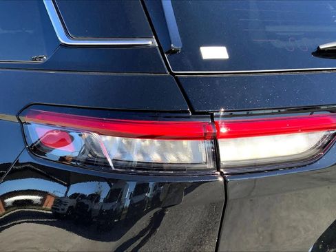 New 2025 Jeep Grand Cherokee Laredo image 11