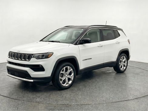 Used 2025 Jeep Compass Latitude AWD/4WD image 3
