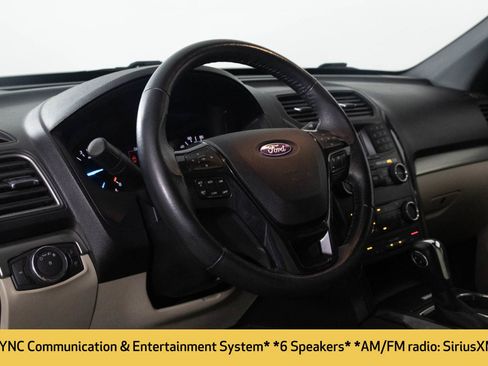 Used 2019 Ford Explorer XLT image 5