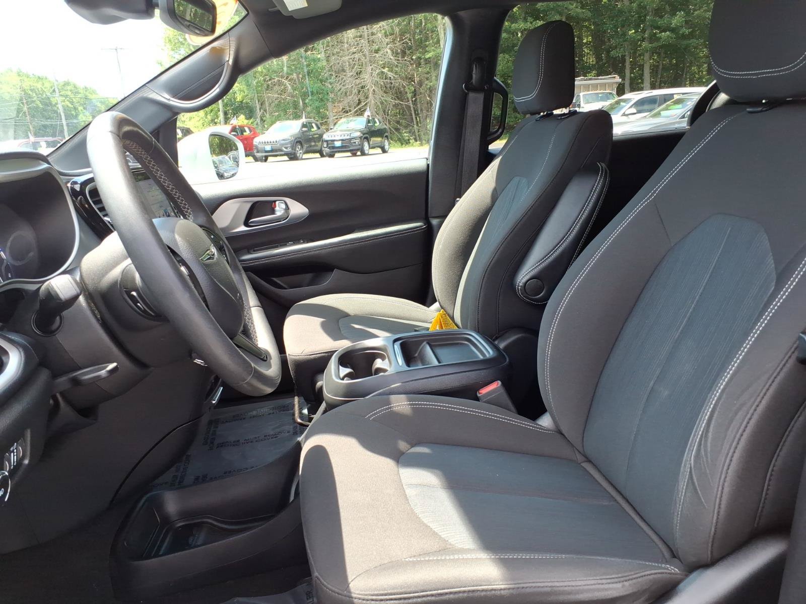 Used 2022 Chrysler Pacifica Touring FWD image 9