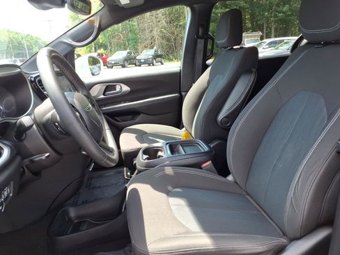 Used 2022 Chrysler Pacifica Touring FWD image 9