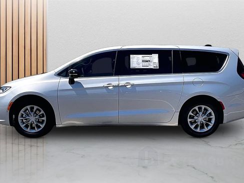 New 2026 Chrysler Pacifica Limited w/ Trailer Tow Group FWD image 6