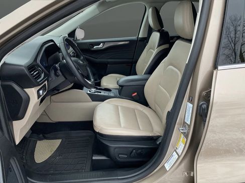 Used 2021 Ford Escape Titanium image 4