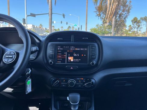 Used 2025 Kia Soul LX w/ LX Technology Package FWD image 17