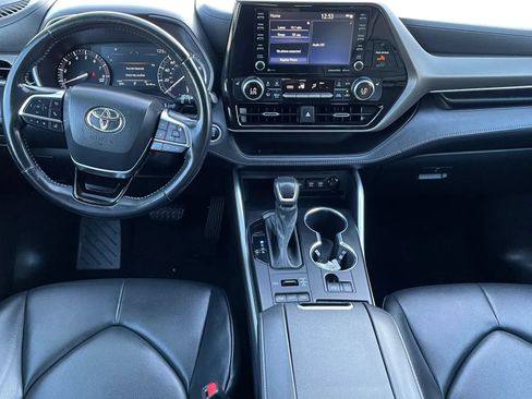 Used 2020 Toyota Highlander XLE AWD/4WD image 11