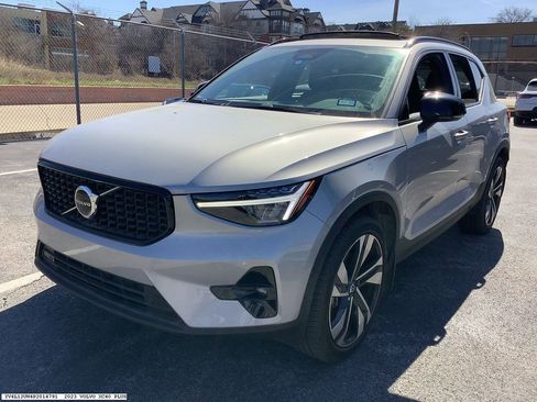 Used 2023 Volvo XC40 B5 Plus w/ Protection Package Premier image 3