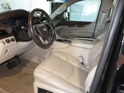 Used 2017 Cadillac Escalade Premium Luxury image 17