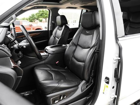 Used 2019 Cadillac Escalade ESV Premium Luxury RWD image 29