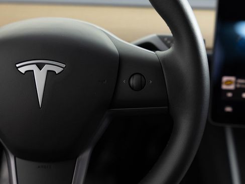 Used 2021 Tesla Model Y Long Range AWD/4WD image 31
