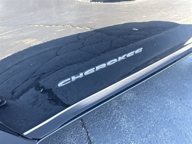 Used 2019 Jeep Cherokee Trailhawk w/ Comfort/Convenience Group AWD/4WD image 32