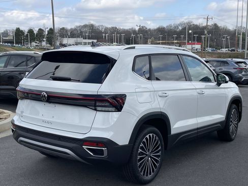 New 2026 Volkswagen Taos SE FWD image 7