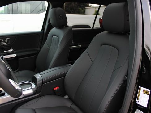 New 2025 Mercedes-Benz GLB 250 4MATIC image 29