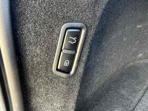 Used 2021 Maserati Levante image 11