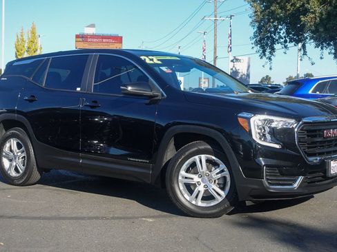 Used 2022 GMC Terrain SLE image 2
