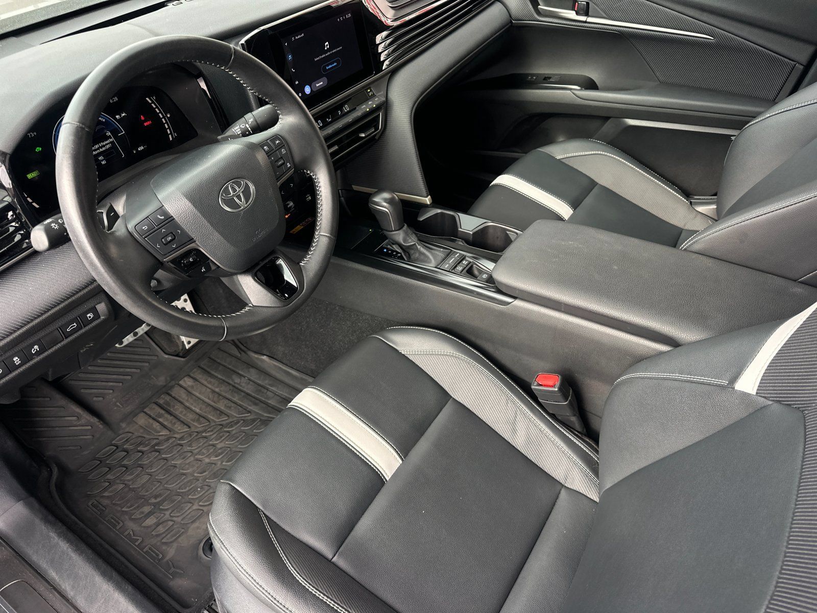 Used 2025 Toyota Camry SE w/ Convenience Package FWD image 9