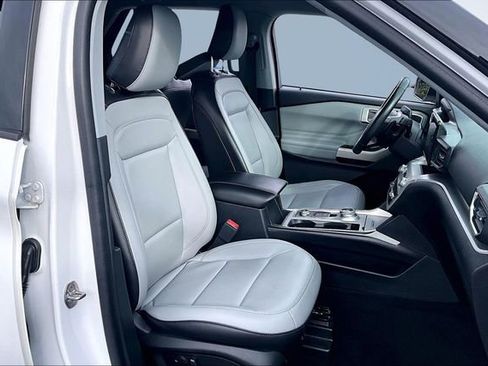 Used 2021 Ford Explorer XLT w/ Equipment Group 202A image 30