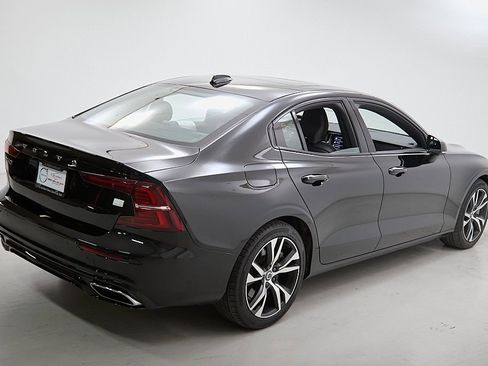 Certified 2022 Volvo S60 T8 R-Design image 10