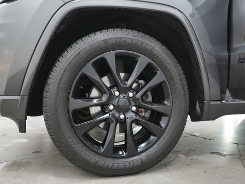 Used 2019 Jeep Grand Cherokee Altitude AWD/4WD image 25