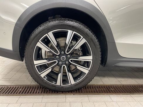 Used 2022 Volvo V60 T5 Cross Country w/ Advanced Package image 32