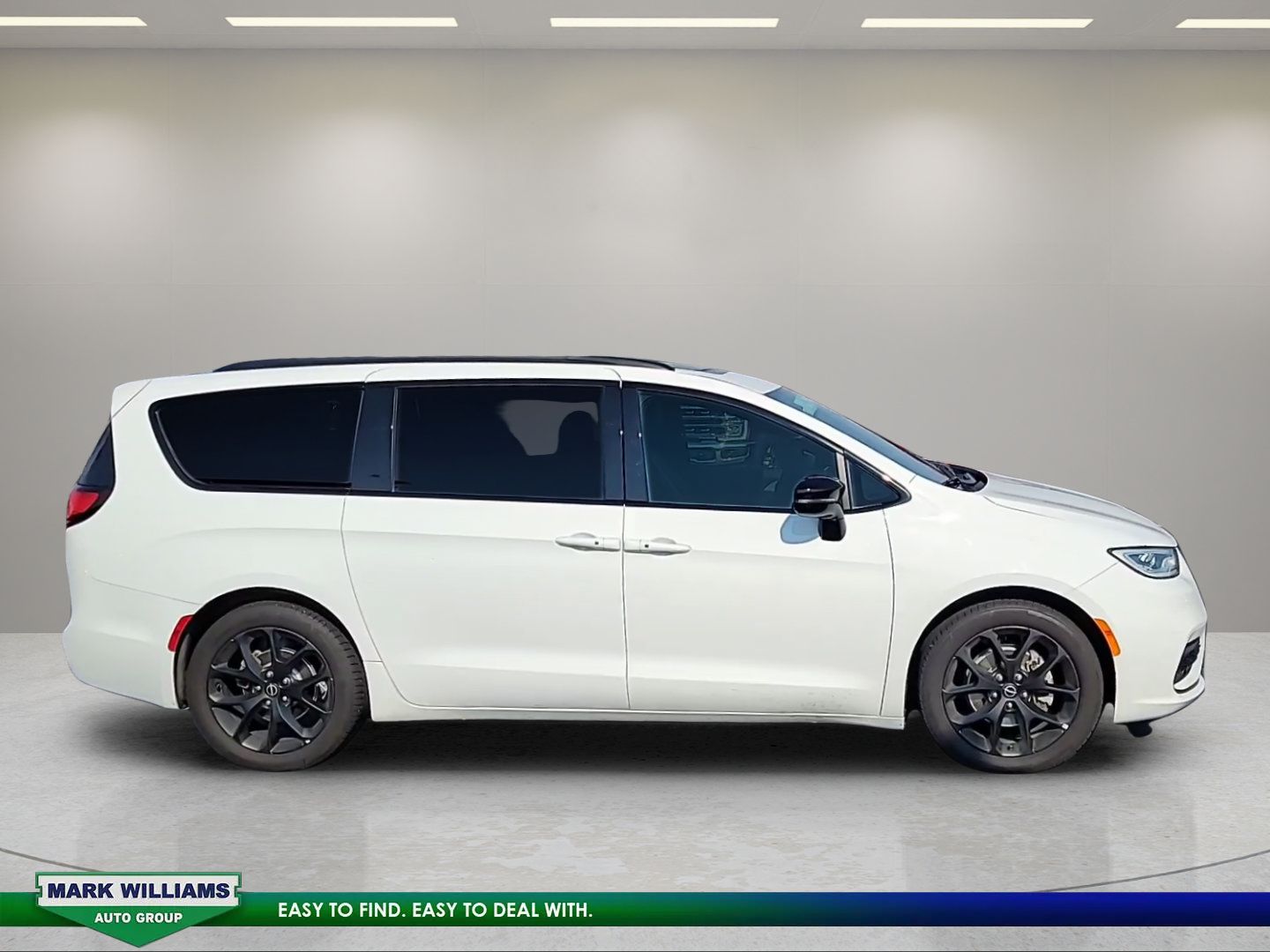 Used 2025 Chrysler Pacifica Limited FWD image 5