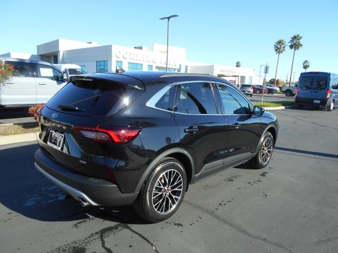 Used 2025 Ford Escape SE w/ PHEV Premium Package image 3