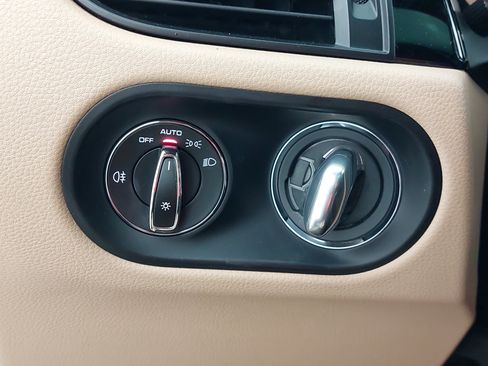 Certified 2023 Porsche Macan AWD/4WD image 28
