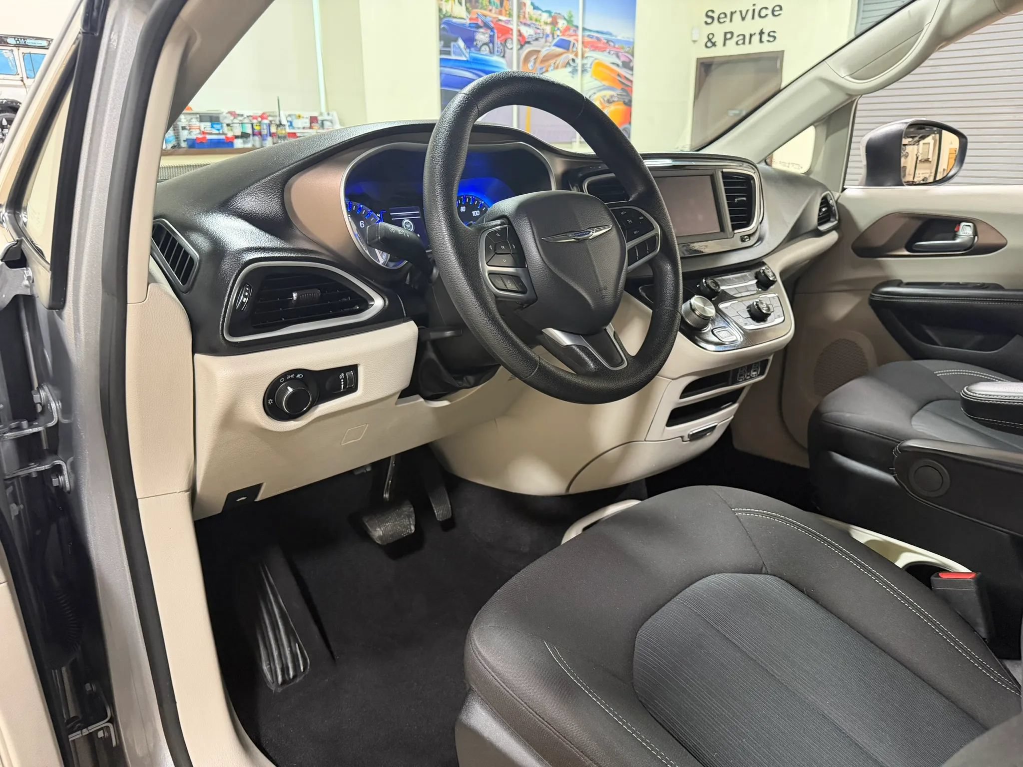 Used 2021 Chrysler Voyager L FWD image 16