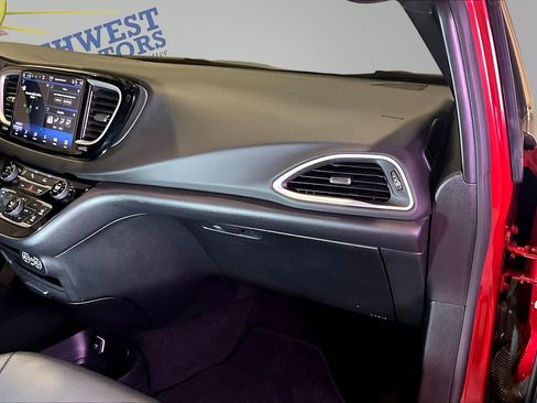 Used 2025 Chrysler Pacifica Select FWD image 27