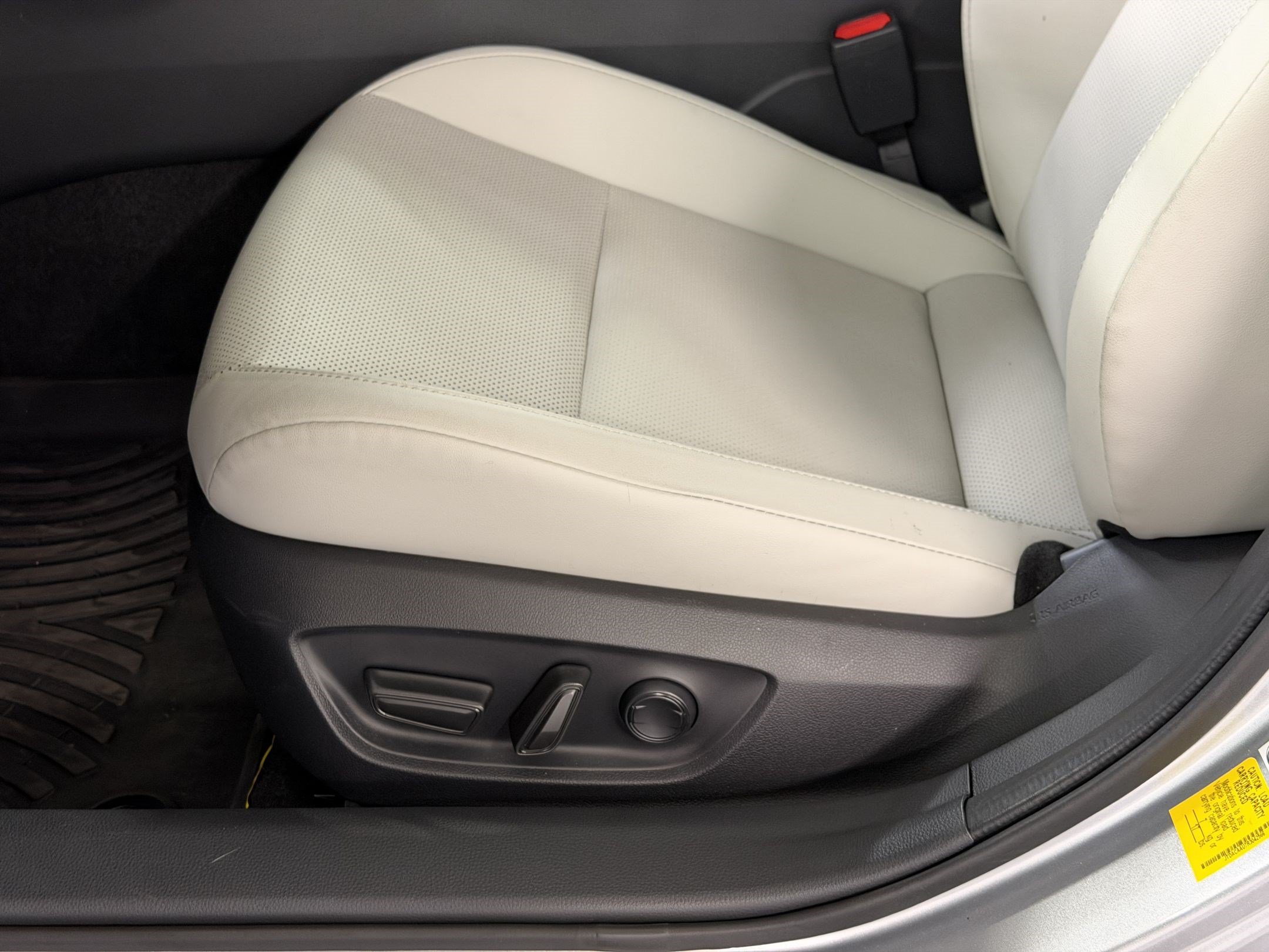 Used 2024 Toyota Prius XLE FWD image 16