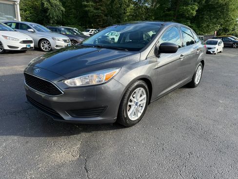 Used 2018 Ford Focus SE FWD image 3