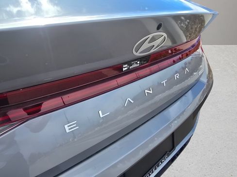 New 2026 Hyundai Elantra Hybrid FWD image 11
