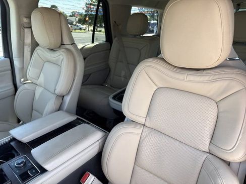 Used 2019 Lincoln Navigator Reserve image 11
