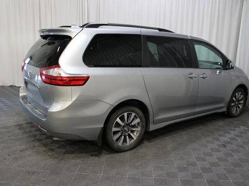 Used 2018 Toyota Sienna Limited image 6