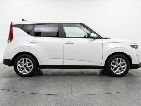 Used 2025 Kia Soul LX w/ LX Technology Package FWD image 9