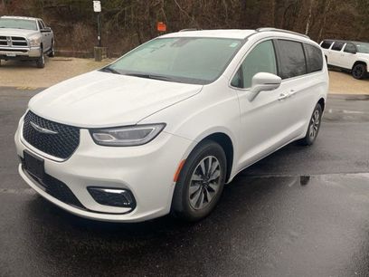 Used 2021 Chrysler Pacifica Touring-L w/ Uconnect Theater Family Group