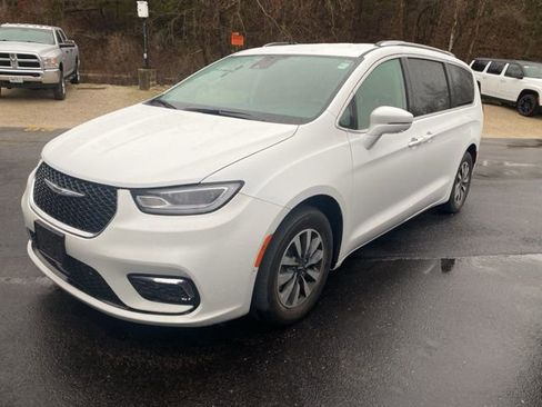 Used 2021 Chrysler Pacifica Touring-L w/ Uconnect Theater Family Group FWD image 1