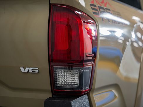 Used 2018 Toyota Tacoma SR5 AWD/4WD image 7