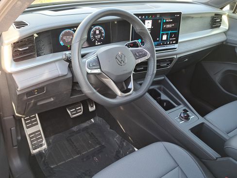 Used 2025 Volkswagen Tiguan SE R-Line AWD/4WD image 16