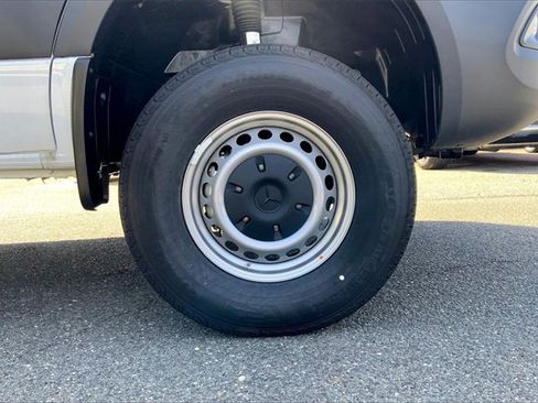 Used 2024 Mercedes-Benz Sprinter 2500 image 9