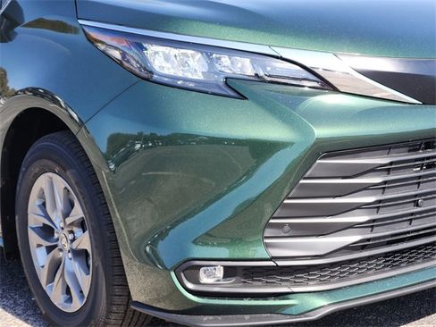 New 2026 Toyota Sienna XLE image 6